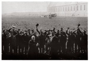 ドイツの海軍飛行船艦隊のメンバーに敬礼されたツェッペリン伯爵、1914-1917 1933 作： Unbekannt