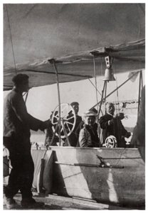 ドイツ、ツェッペリンLZ3のゴンドラにいる娘とツェッペリンを数える、c1906-1908 1933 作： Unbekannt