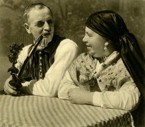 伝統的なドレスのカップル、アッパーオーストリア、c1935。 作： Unbekannt