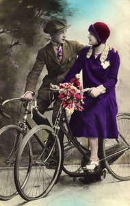 自転車で歩くカップル 作： Unbekannt