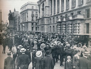 戦争が宣言される前の朝、軍の外で待っている群衆、1914年