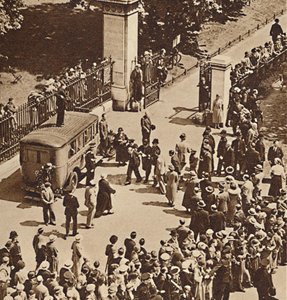 群衆は1937年に警察のバンに連れて行かれた逮捕された男を監視します 作： Unbekannt