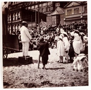 ビーチ・エンターテイナーを見る群衆（1905年頃 作： Unbekannt