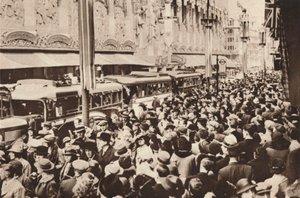 1937年のジョージ6世の戴冠式に続く銀行休業期間中のオックスフォードストリートの群集