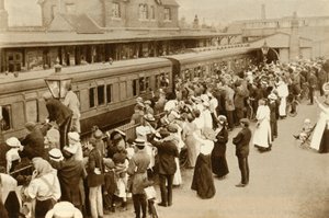 第一次世界大戦、戦争、イギリス、1914年、1935年に戦うために去る軍隊を振り切っている群衆。