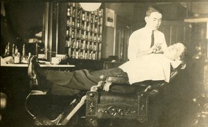 キューバの理髪師、1930年代。 作： Unbekannt
