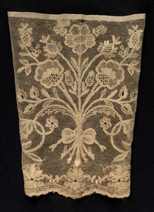 花のつるが付いている袖口、19世紀。 作： Unbekannt