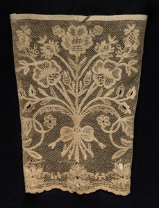 花のつるが付いている袖口、19世紀。 作： Unbekannt