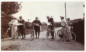 地図を見る自転車乗りたち（1900年頃