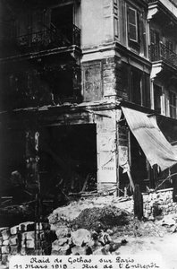 1918年3月11日、パリのドイツゴータ爆撃機による襲撃後の被害 作： Unbekannt