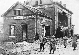 1918年、第一次世界大戦、フランス、ロワの損傷した鉄道駅、c1920 作： Unbekannt