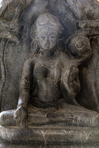 デリー国立博物館。ガジャ・ラクシュミー（ラクシュミー女神に水を浴びせる象）。ビハール州パラ、紀元9世紀石。詳細インド。 作： Unbekannt