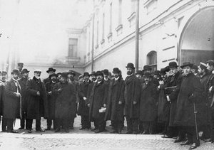 初代下院議員たちは1906年に刑務所に入る前にヴィボルグ上訴に署名した 作： Unbekannt