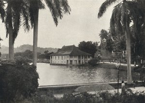 神聖な歯の寺院の図書館の建物があるカンド湖、1926年 作： Unbekannt