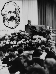 カールマルクスの150歳の誕生日に開催された会議でのドイツ民主共和国国会議員のウォルターウルブリヒト議長。ベルリン議会ホール。 1968年5月2日 作： Unbekannt