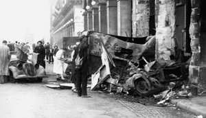 1944年8月、パリから解放されたカストリオーネ通りの破壊された車両 作： Unbekannt
