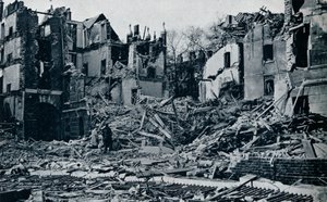 内側のテンプルガーデンからの荒廃した建物、1941年