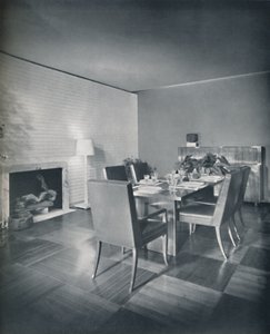 TH Robsjohn-Gibbingsがデザインし、作った革張りの椅子が置かれたダイニングルームの家具