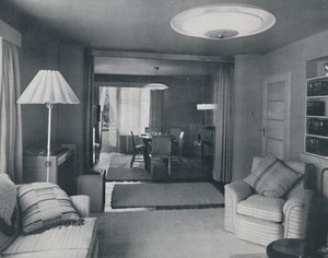 ダイニングとリビングルーム、1942年の魅力的なモダンな織りの重いカーテンで仕切られている 作： Unbekannt