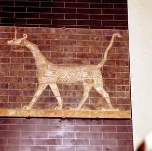 マルドゥク神に神聖なドラゴン、イシュタル門の詳細、紀元前 604 ～ 562 年 作： Unbekannt