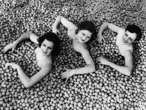 3人の若い女性がクルミの海で入浴します。アメリカ。 1932 作： Unbekannt