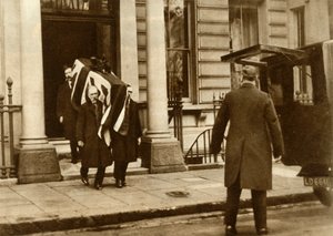 1928年1月29日、ロンドンで彼が亡くなった家から運ばれたアールヘイグスの棺。 作： Unbekannt