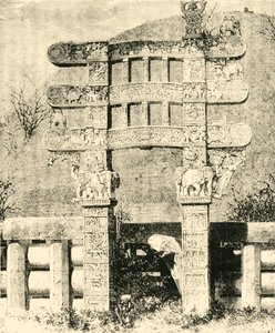 1890年、サンチの大ストゥーパの東門。 作： Unbekannt
