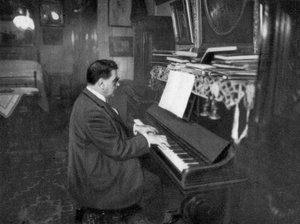 1925年にピアノを弾くフランスの過激派政治家、エドゥアールヘリオ 作： Unbekannt