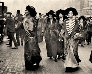 1908年頃のエメリン・ペシック・ローレンスとクリスタベル・パンクハースト（写真 作： Unbekannt
