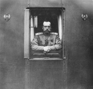 1917年に自家用車の窓にニコラス2世皇帝