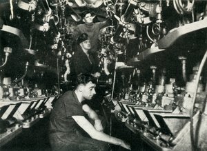 イギリスの潜水艦のエンジンルーム、第二次世界大戦、1945年。 作： Unbekannt