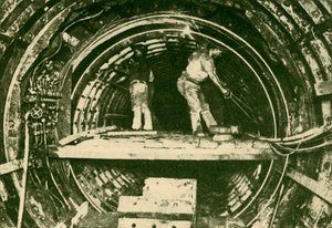 都市と南ロンドン鉄道のトンネルの拡大、新旧の直径の表示、1930年。 作： Unbekannt