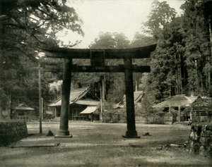 1936年、日本の日光地区にある神殿の入り口。 作： Unbekannt