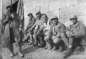 1918年3月30日、フランス、ピカルディのプレシドロワでの戦闘後に負傷した避難フランス人 作： Unbekannt