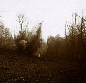 タンク、c1914-c1918によって発砲された砲弾の爆発
