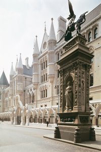 ロンドンの王立法廷の入り口の外観（写真 作： Unbekannt
