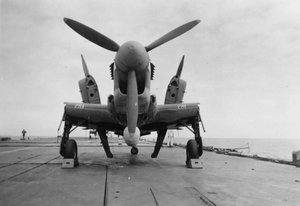 ハンガーリフトに輸送する準備ができているフェアリーファイアフライ航空機、HMSヴェネラブル、1945年