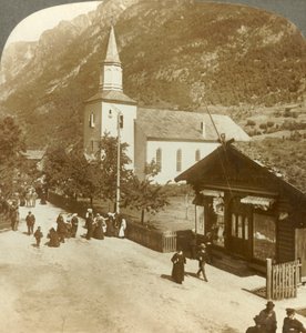 家族と隣人、夏の日曜日の朝に村の教会、オッデ、ノルウェー、c1905。 作： Unbekannt