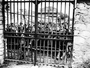愛する家族のニュースを待っている家族、パリ1944 作： Unbekannt