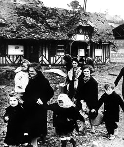 1944年のノルマンディー上陸作戦中に村を離れた家族が爆撃 作： Unbekannt