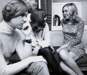 ファッション：スペインでのパーティーに参加した若い女性たち、一人の女性がとても短いドレスを着ている 作： Unbekannt