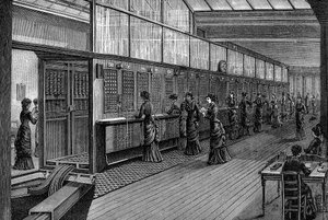 1890年パリの中央電話局の女性電話技師
