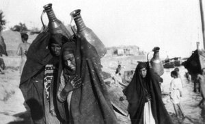 女性の水キャリア、アマラ、イラク、1917〜1919年 作： Unbekannt