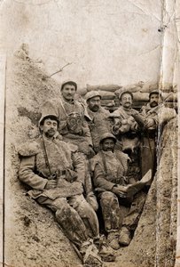 第一次世界大戦（1914-1918）：1916-1917年、塹壕の中で冬服を着た毛むくじゃらの兵士たち。シープスキンのジャケットとガスマスクを着用している。 作： Unbekannt