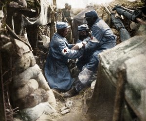 1915年のフランス海溝の1つで負傷した男性への応急処置 作： Unbekannt
