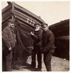網のそばに立つ漁師たち（1905年頃 作： Unbekannt