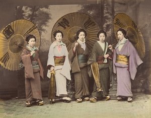 [日傘をさした民族衣装の日本女性5人」1870年代 作： Unbekannt