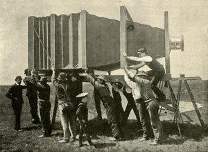 仕事のための巨大カメラに焦点を当てる、1901。 作： Unbekannt
