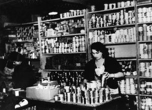 占領下のパリの食料品店、c1941 作： Unbekannt