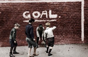 イーストエンドのサッカー、ロンドン、1926年〜1927年。 作： Unbekannt